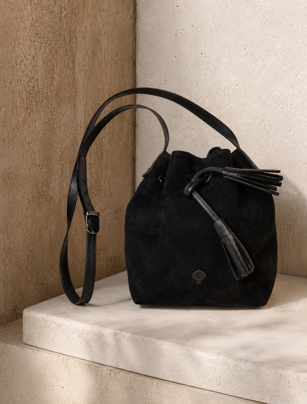 Boho Bucket - Negro, Edición en gamuza.