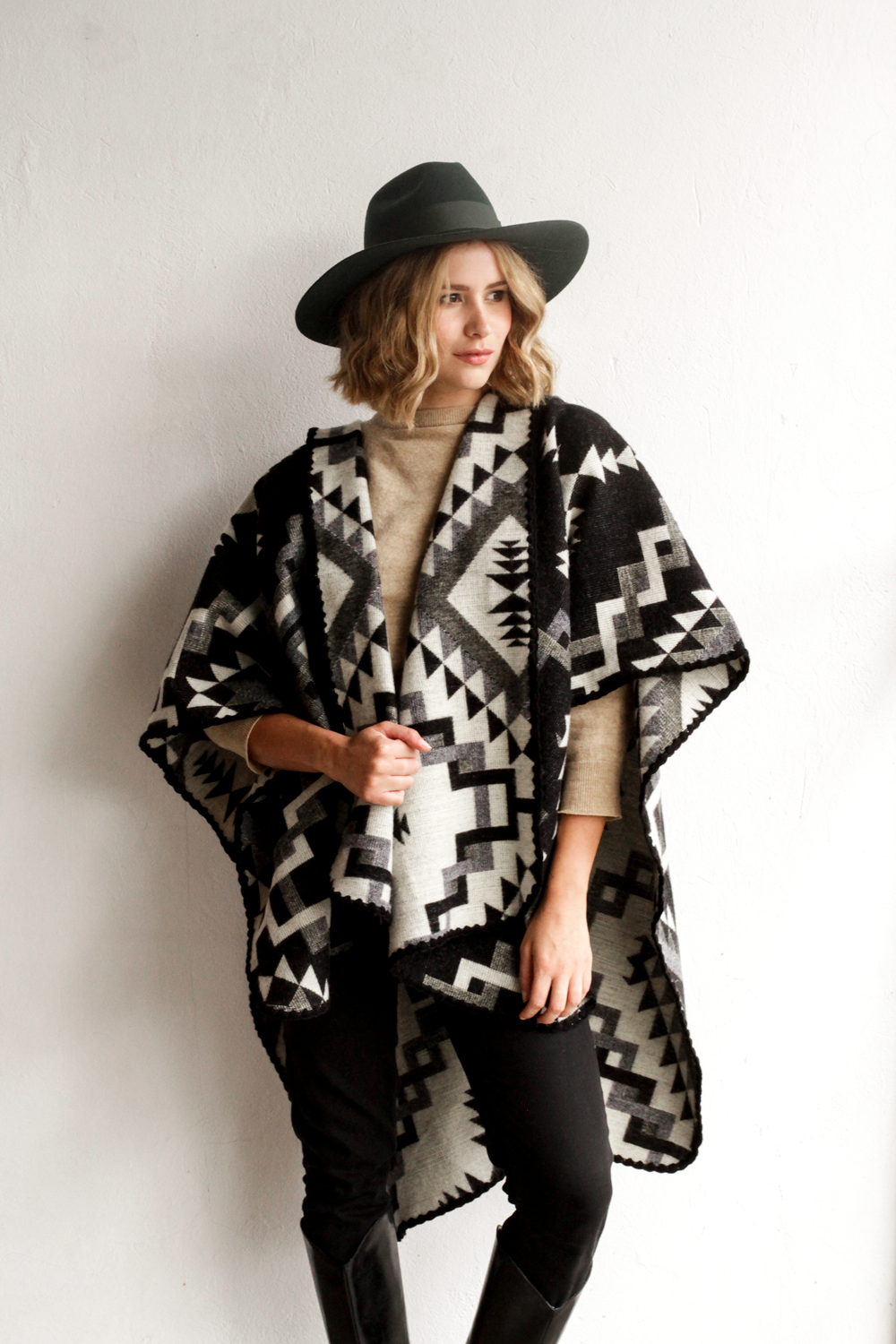 Poncho Étnico, con Capota - Negro