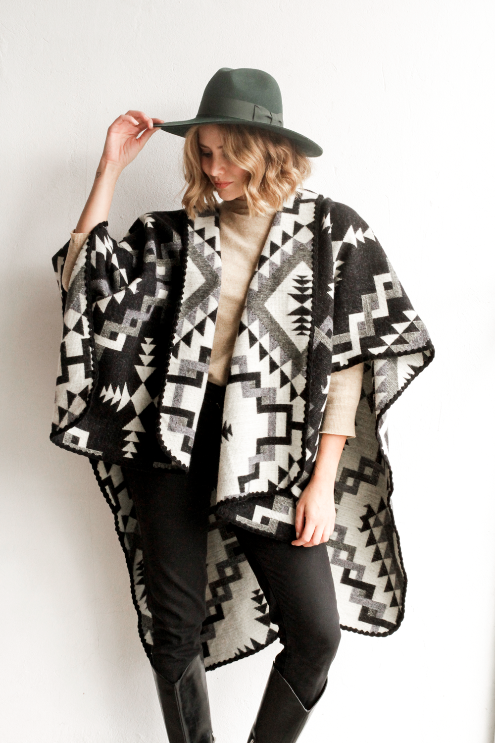 Poncho Étnico, con Capota - Negro