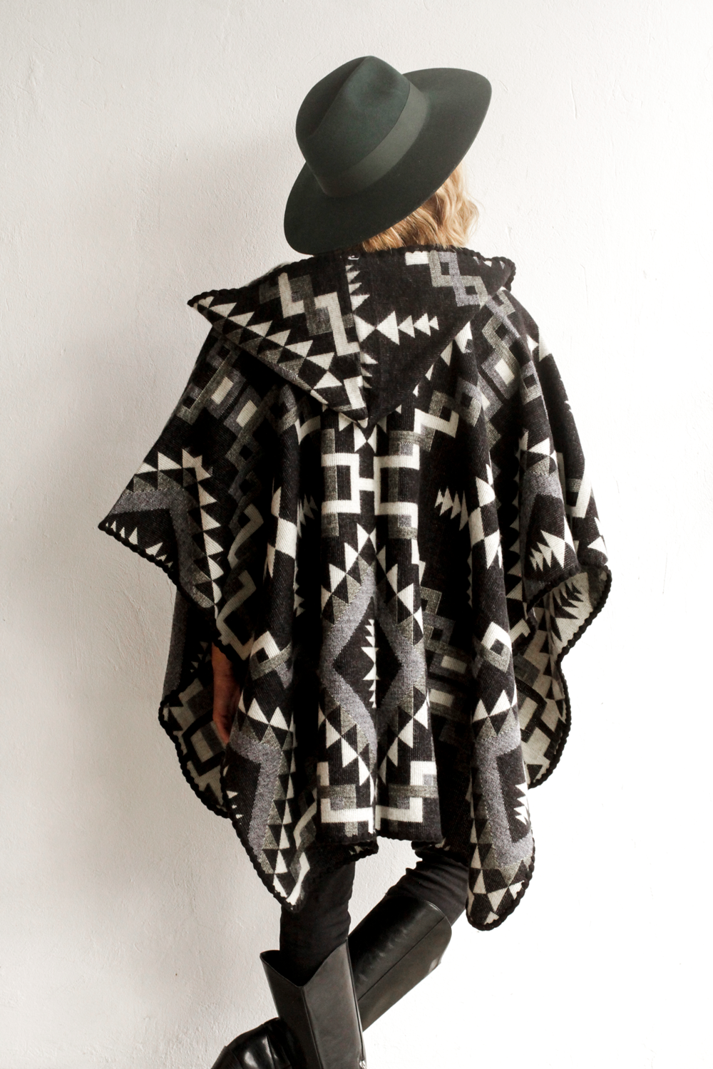 Poncho Étnico, con Capota - Negro
