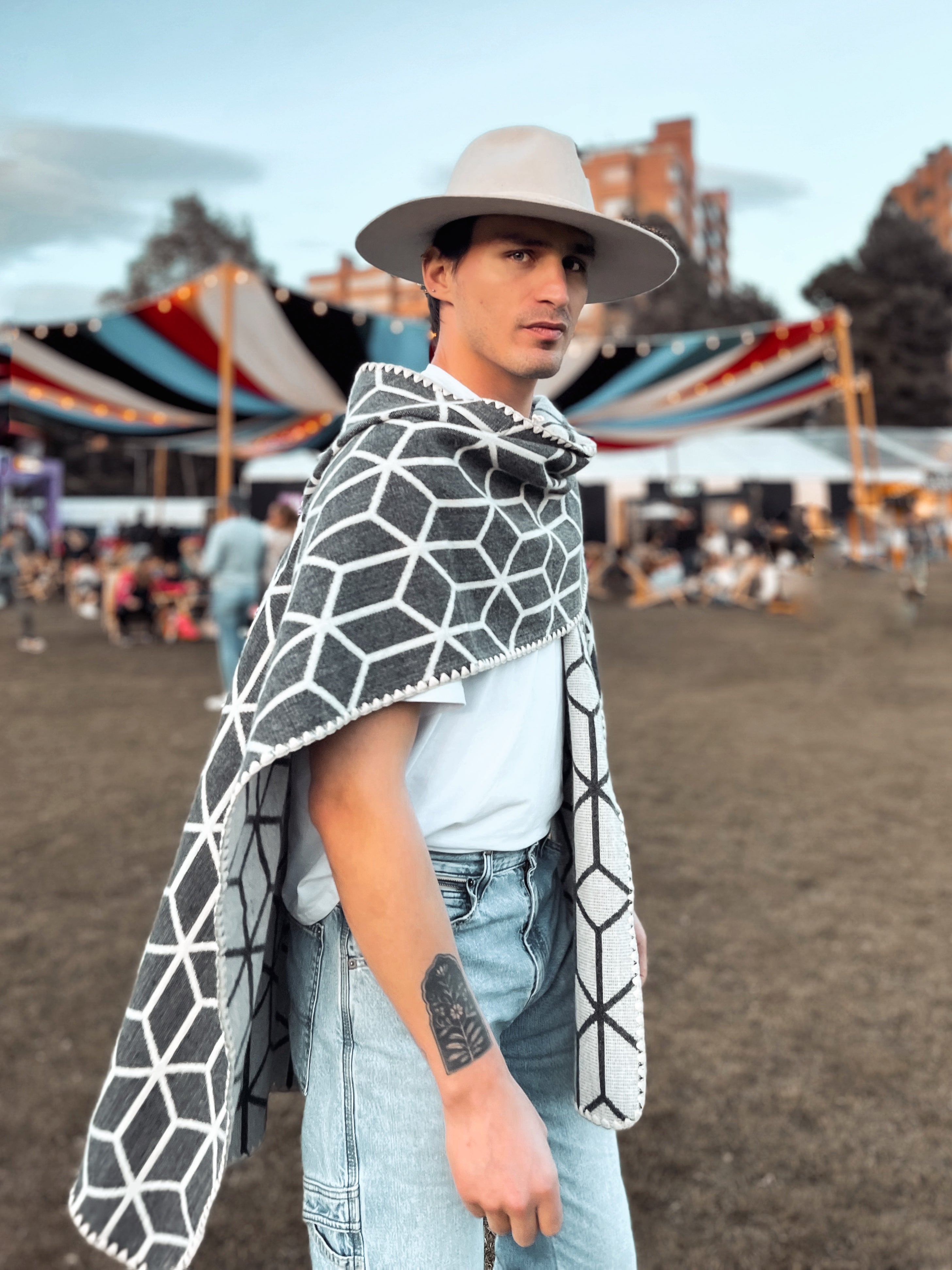 Poncho Cubos, con Capota - Gris