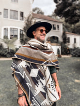 Poncho Salar, Oscuro