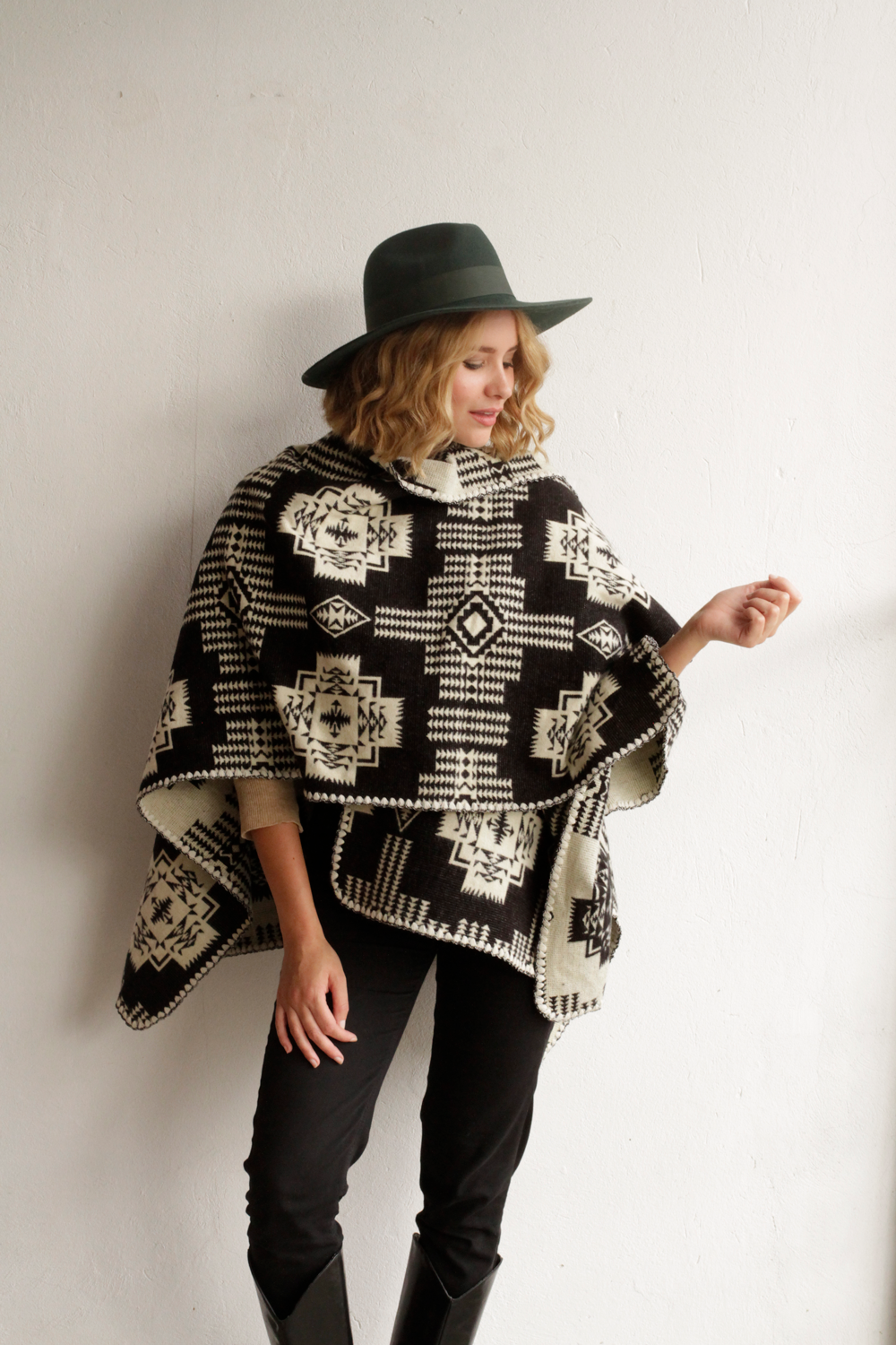 Poncho Sierra - Negro y Beige