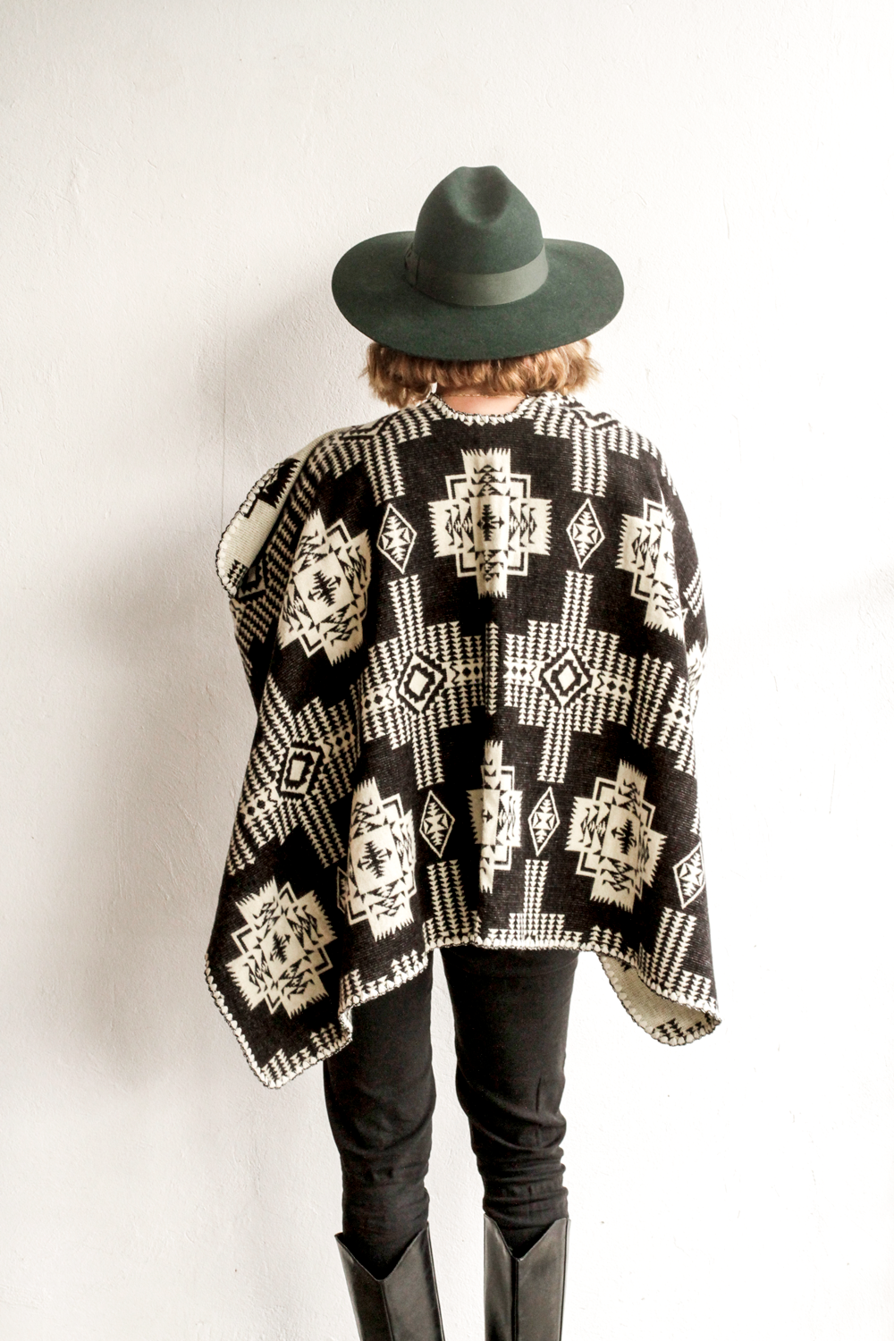 Poncho Sierra - Negro y Beige