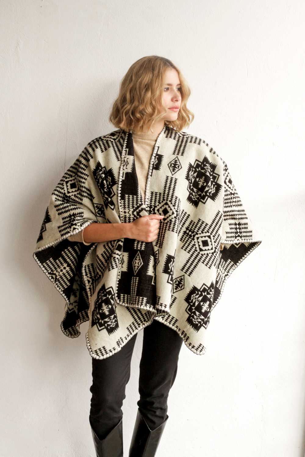 Poncho Sierra - Negro y Beige