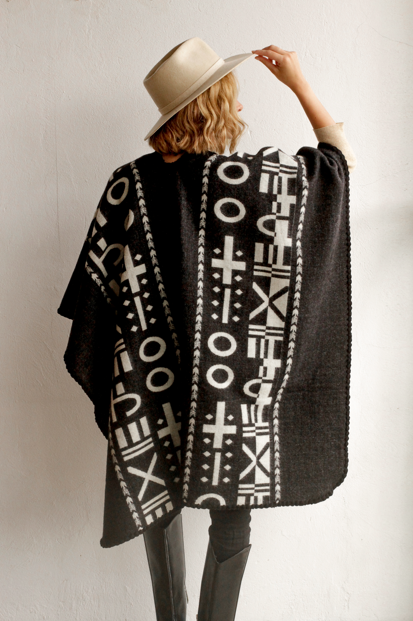 Poncho XO - Negro y blanco.