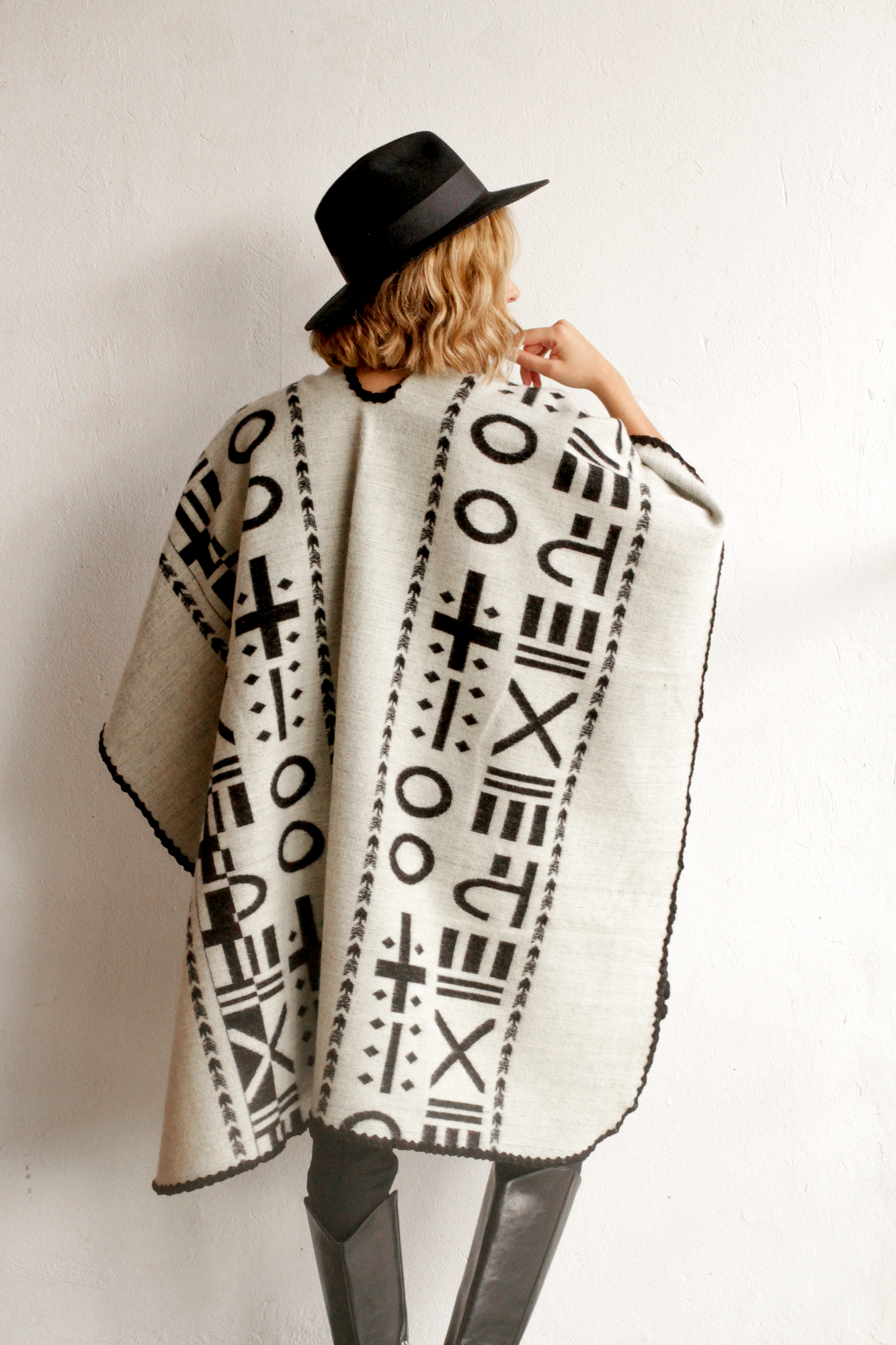 Poncho XO - Negro y blanco.