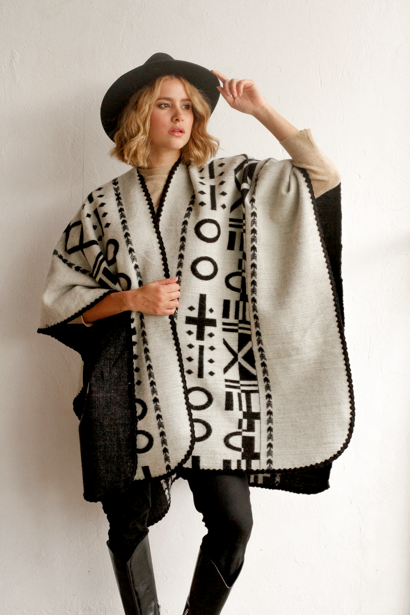 Poncho XO - Negro y blanco.