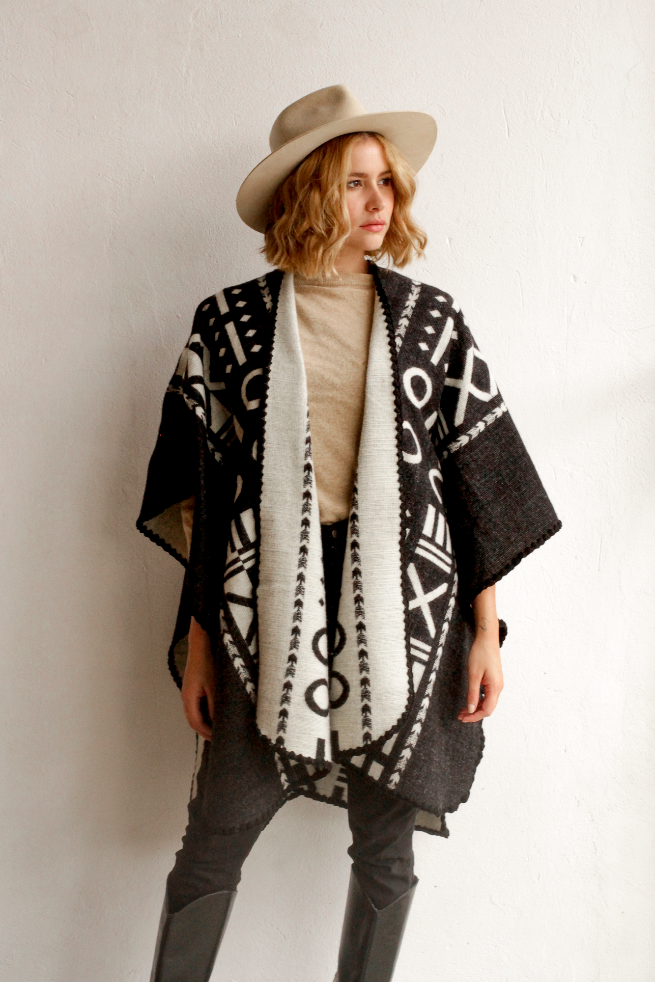 Poncho XO - Negro y blanco.