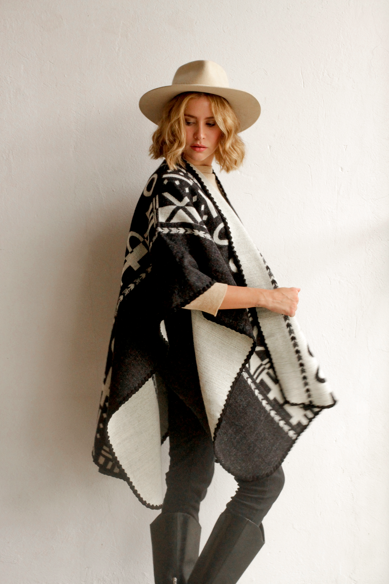 Poncho XO - Negro y blanco.