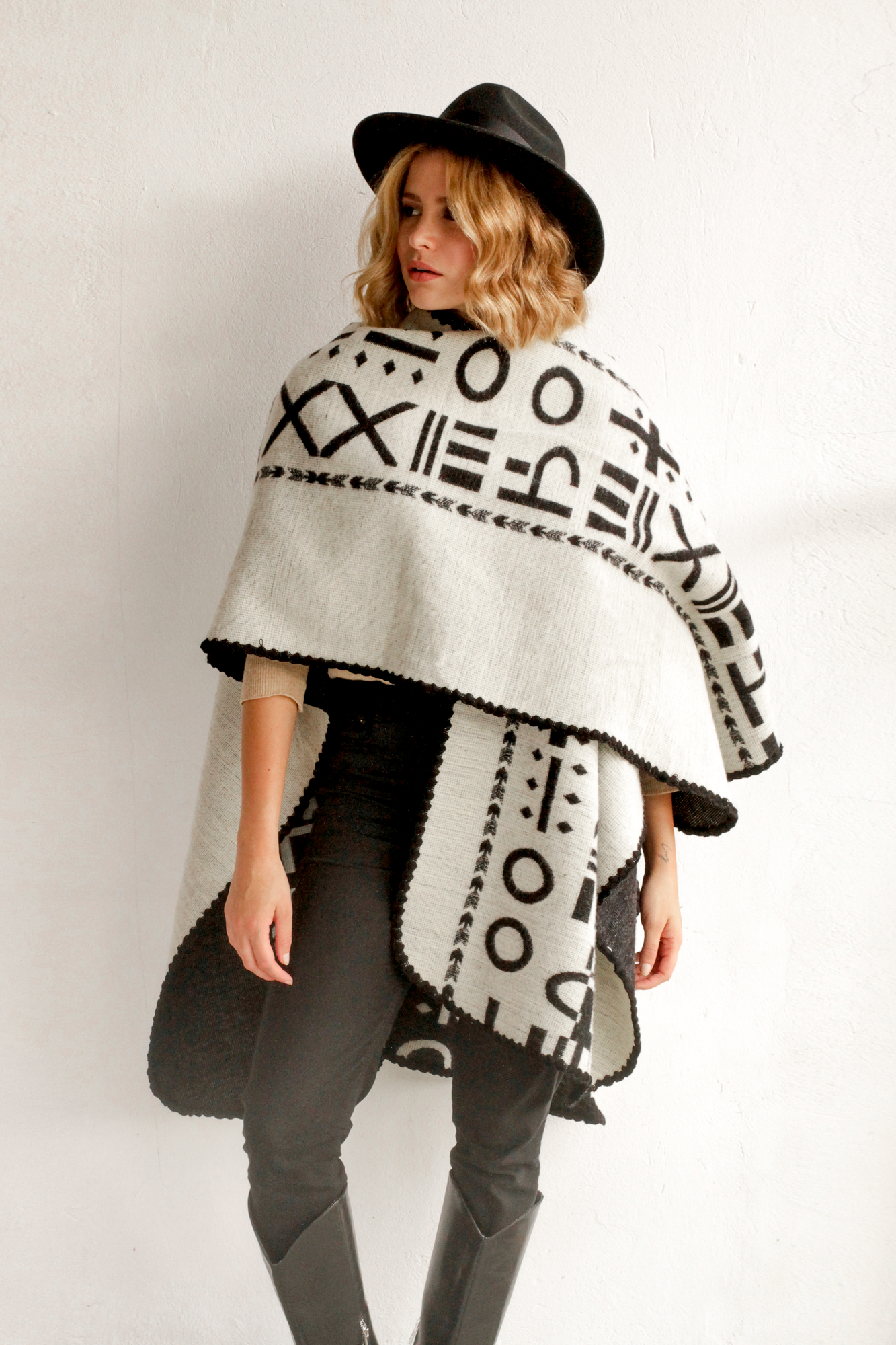 Poncho XO - Negro y blanco.