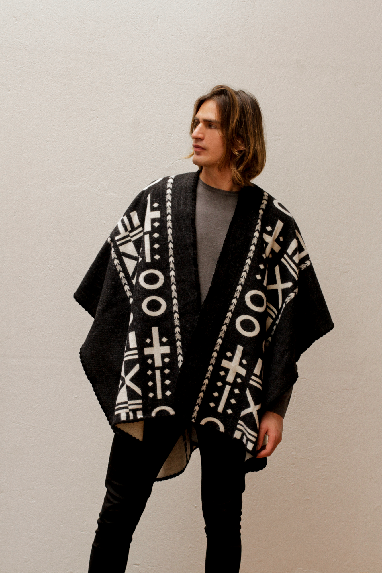 Poncho XO - Negro y blanco.