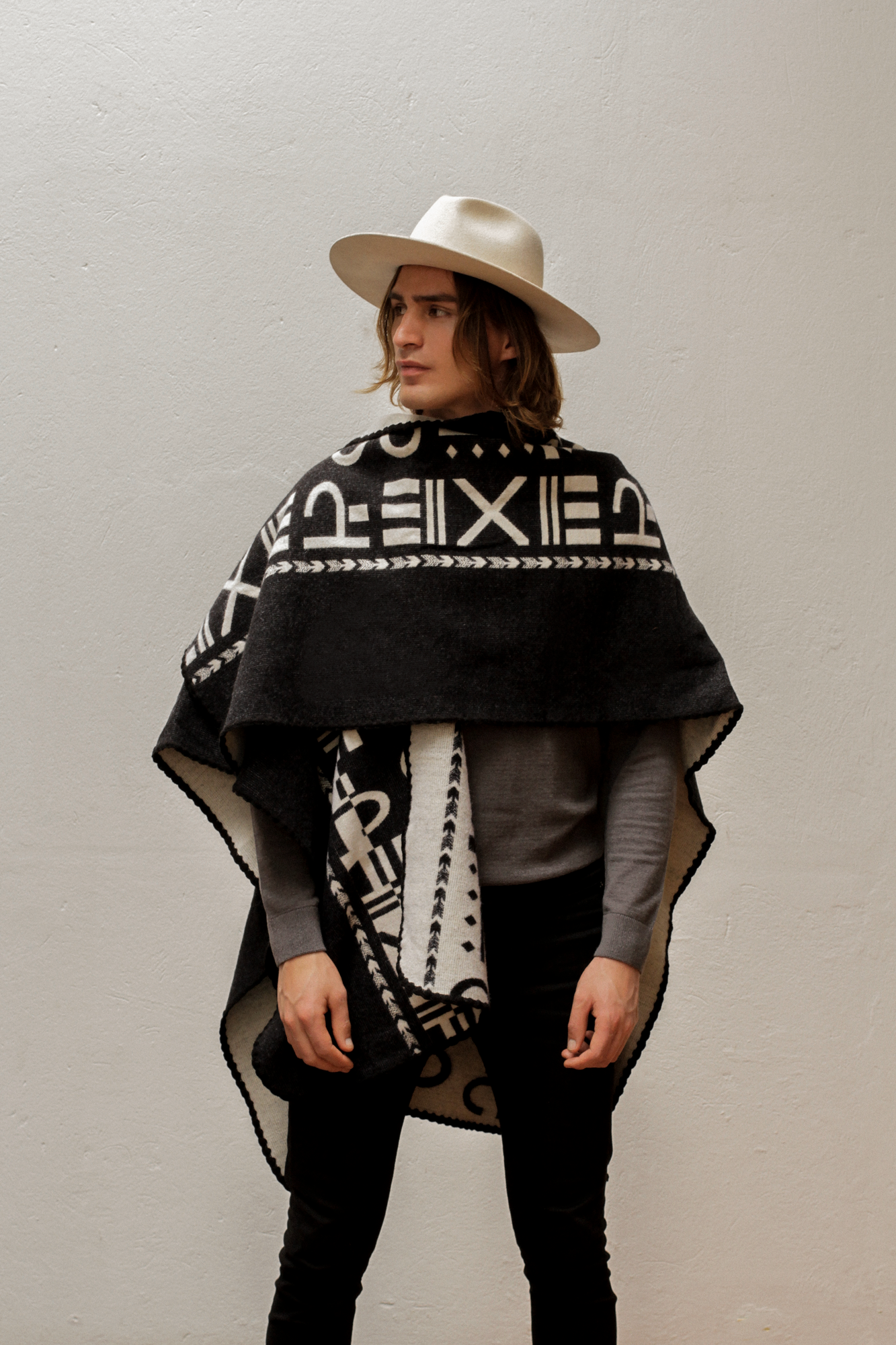 Poncho XO - Negro y blanco.