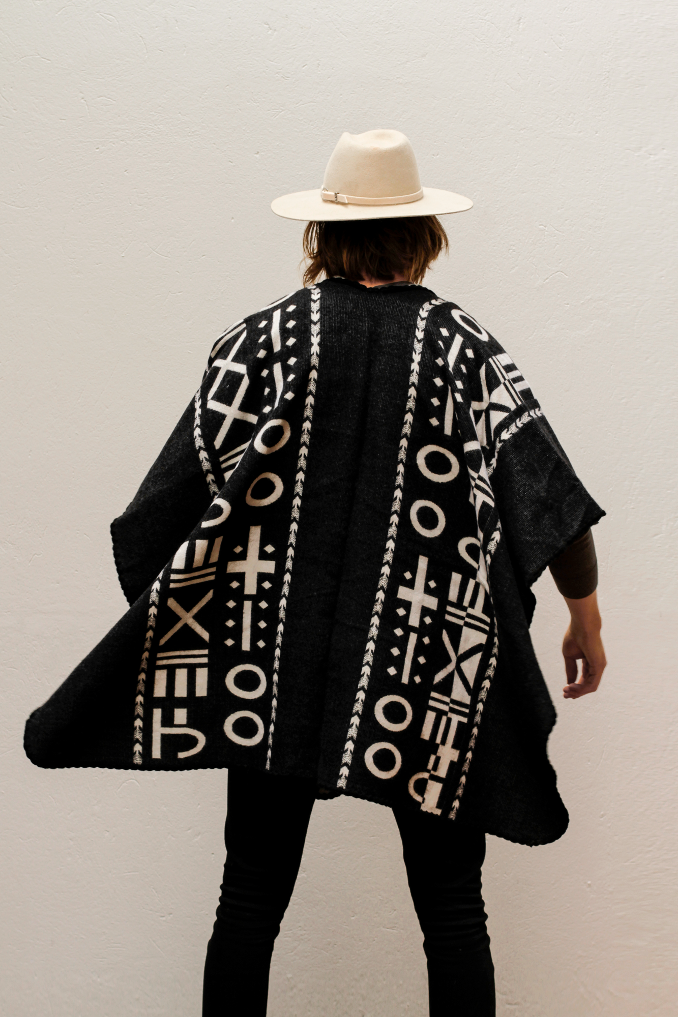 Poncho XO - Negro y blanco.